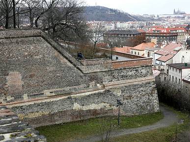 POSLEDNÍ SVĚDCI. V sedmnáctém století muselo ustoupit město baroknímu opevnění, století dvacáté přálo městské výstavbě na úkor hradeb.