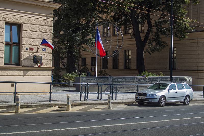 Památník Dívka s kolem a pamětní deska připomínající nejmladší pomocnici výsadku Anthropoid.