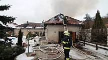 Likvidace požáru rodinného domu v Mukařově.