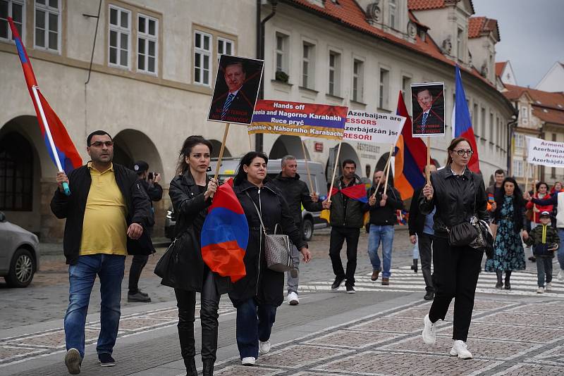 Demonstrace proti agresi Ázerbájdžánu na území Arménie před budovou ministerstva zahraničí na Loretánském náměstí v Praze.