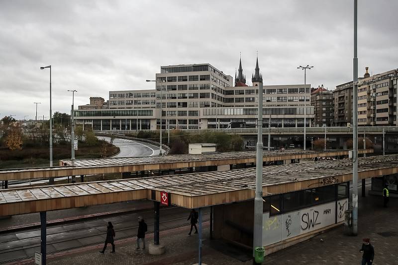 Situace okolo mostu u metra Vltavská 24. října ráno v Praze. TSK most, pod kterým jezdí tramvaje a chodí lidé, uzavřelo z důvodu špatného stavu.