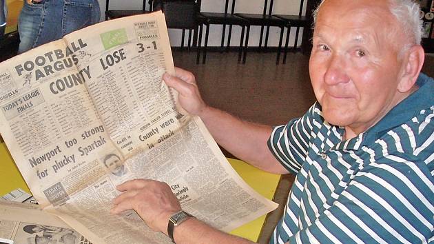 Jeden z nejstarších ragbistů Pragy Jan Král ukázal staré waleské noviny, které o utkání Pragy v zahraničí psaly obsáhlé reportáže.