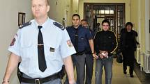 Odvolací soud potvrdil devět let vězení dvaadvacetiletému Slováku Róbertu Agóčovi, který v březnu roku 2015 bodl do krku náhodně vybraného spolucestujícího v pražském metru. Součástí trestu za pokus o vraždu je také vyhoštění z Česka na deset let.