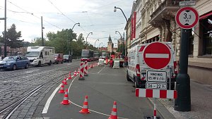 Stavební úpravy částečné uzavírky Smetanova nábřeží v Praze.