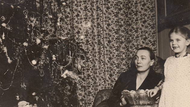 Anna Maňasová o Vánocích 1947, v ještě nerozděleném bytě.