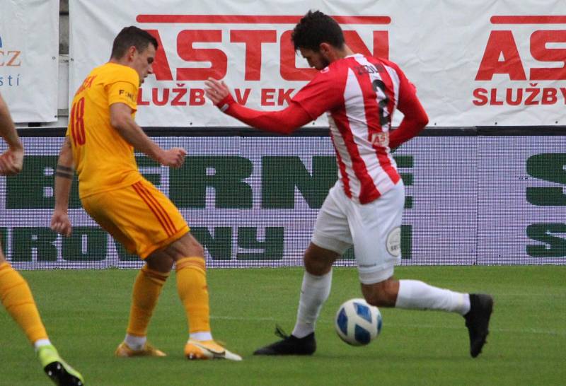 Deváté kolo druhé nejvyšší fotbalové soutěže v pátek odpoledne odstartovalo derby Žižkov - Dukla.