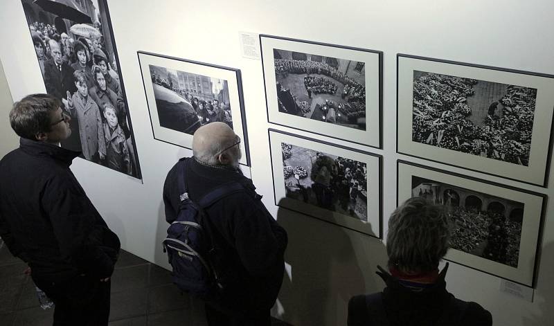 Zahájení výstavy fotografií Jan Palach,která se koná při příležitosti 45.výročí jeho tragického úmrtí. Vystaveno je 130 fotografií od 27 fotografů. Staroměstská radnice 3.února. 