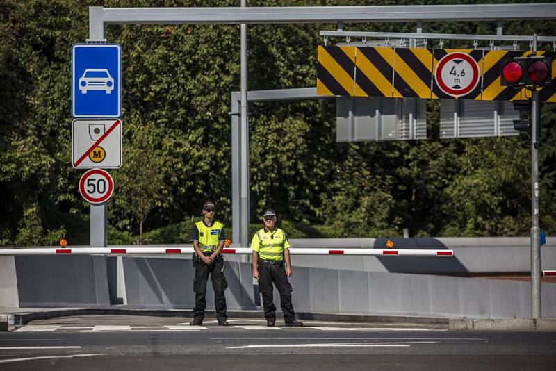 Do pražského tunelového komplexu Blanka vjeli 19. září první řidiči. Na snímku vjezd a výjezd z tunelu na pražské Letné.