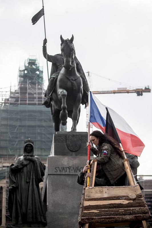 Kolem 600 lidí protestovalo na Václavském náměstí v centru Prahy proti směrnici EU, která omezuje legální držitele zbraní.