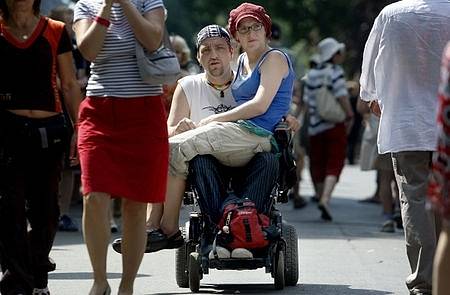 Festival začal. Lidé vcházejí do areálu Psychiatrické léčebny v pražských Bohnicích. 