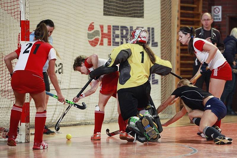 Pozemní hokejistky Slavie vybojovaly stříbro na Pragochema Cupu 2012.