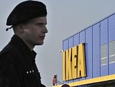 Policie 2. září evakuovala všechny čtyři obchodní domy IKEA v České republice, které musely opustit stovky zákazníků. U obchodu v Praze-Zličíně se odpoledne našla výbušnina.