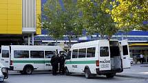 Policie 2. září evakuovala všechny čtyři obchodní domy IKEA v České republice, které musely opustit stovky zákazníků. U obchodu v Praze-Zličíně se odpoledne našla výbušnina.