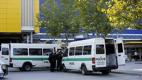 Policie 2. září evakuovala všechny čtyři obchodní domy IKEA v České republice, které musely opustit stovky zákazníků. U obchodu v Praze-Zličíně se odpoledne našla výbušnina.