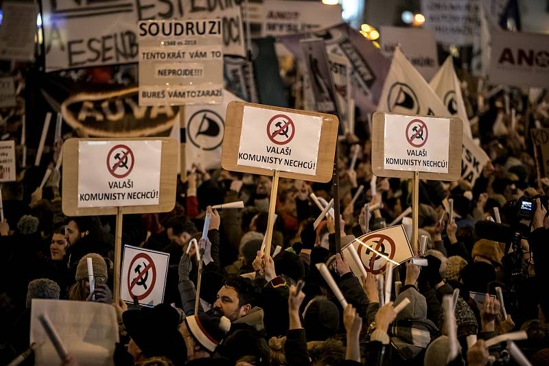 Tisíce lidí protestovaly 5. března na pražském Václavském náměstí proti zvolení Radka Ondráčka do kontrolní komise GIBS a proti premiérovi Babišovi.