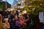 Slavnostní rozsvícení vánočního stromu na Strossmayerově náměstí v Praze 7.
