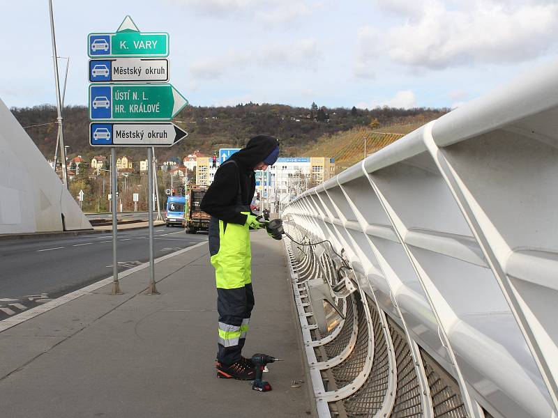 Výměna ledkového osvětlení na zábradlí Trojského mostu v Praze.