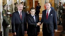 Premiér ČR Mirek Topolánek, předseda Senátu Bohuslav Sobotka a francouzský prezident Nicolas Sarkozy na setkání předsedů vlád Visegrádské čtyřky.