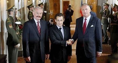 Premiér ČR Mirek Topolánek, předseda Senátu Bohuslav Sobotka a francouzský prezident Nicolas Sarkozy na setkání předsedů vlád Visegrádské čtyřky.