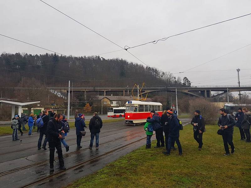 Historická tramvaj Tatra T1 vyjela v Praze na lince číslo 2 do běžného provozu.