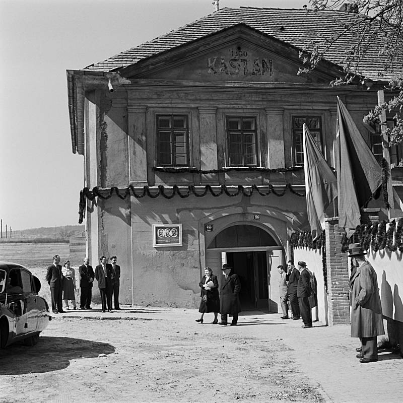 U Kaštanu. Za bývalého režimu se z hostince U Kaštanu stalo roku 1953 muzeum dělnického hnutí. Stalo se tak na oslavu 75. výročí založení první slovanské socialistické strany vůbec.