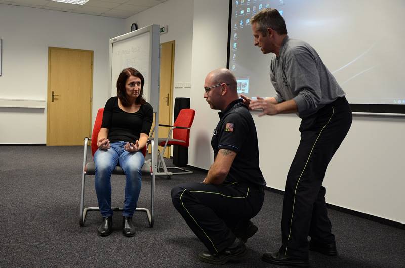 Účastníci odborné přípravy se učí základy znakového jazyka