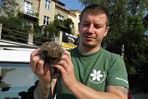 Ošetřovatel a provozovatel Pražské zvířecí záchranky David Zítek