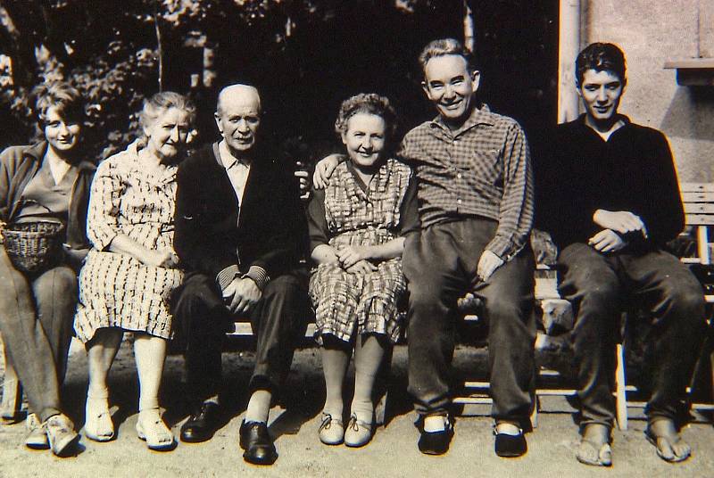 František Vejmelka s rodinou, zleva vnučka B. Ečerová, paní Vejmelková, F. Vejmelka, jeho bratranec s manželkou a bratr B. Ečerové.