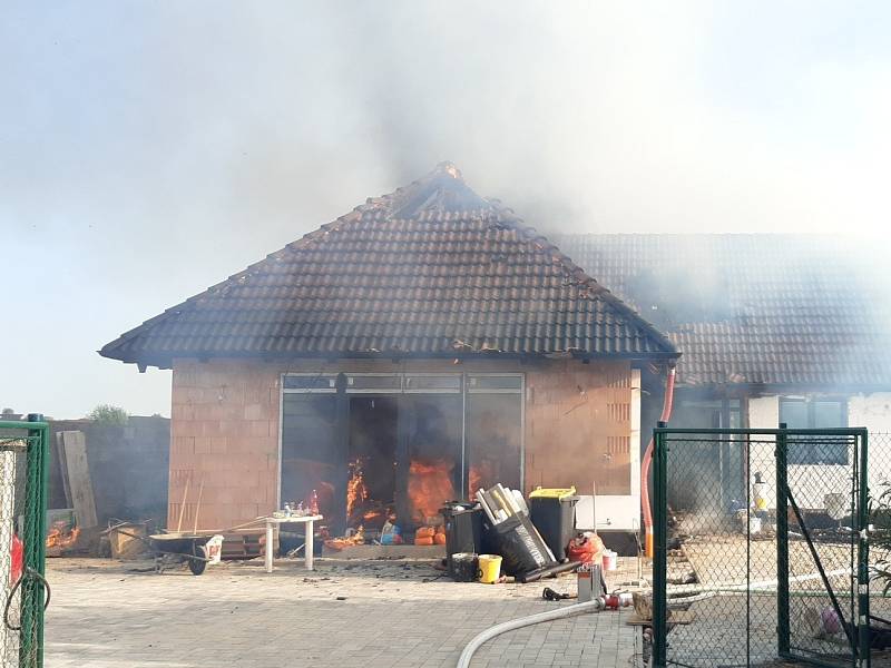 Vyhlášení druhého stupně požárního poplachu kvůli povolání většího počtu hasičských jednotek si v sobotu vpodvečer vyžádal požár rozestavěného rodinného domu větších rozměrů v obci Sibřina na Praze-východ.