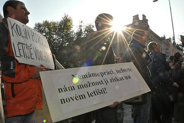 Demonstraci proti připravovanému rozšíření letiště Vodochody u Odoleny Vody na Praze-východ uspořádali v úterý před středočeským krajským úřadem na pražském Smíchově zástupci obcí v okolí letiště.