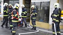 Loupež v nehtovém studiu v Ječné ulici v centru Prahy, jejíž pachatel založil před odchodem požár, zaměstnala v pondělí po ránu nejen policisty, ale také hasiče a zdravotnické záchranáře. 