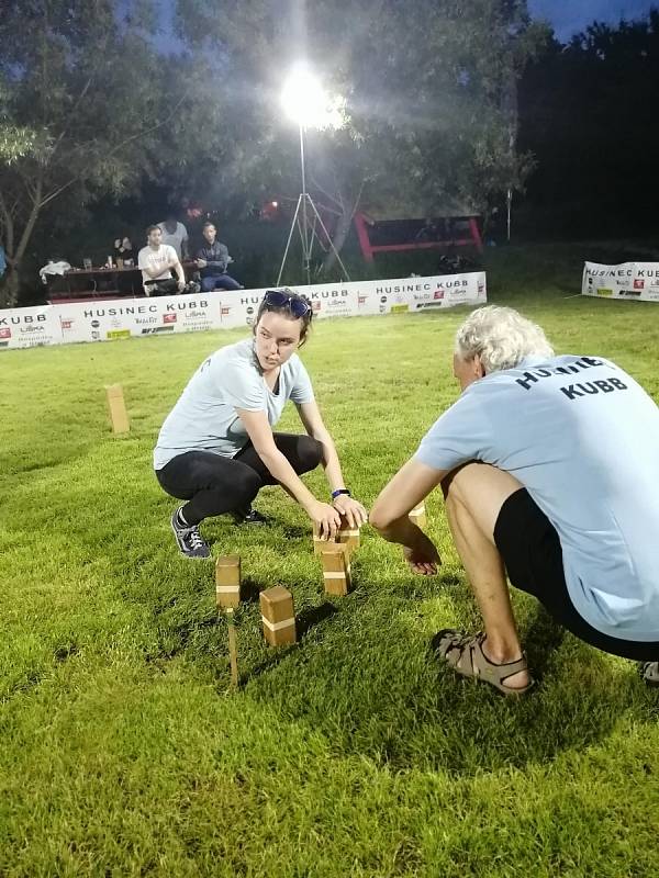 Parta Husinec Kubb se zapsala do České knihy rekordů, sportovní disciplínu "kubb" hrála nonstop 24 hodin.