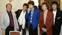 Do té doby nevídaný obrázek: členové slavné britské rockové kapely Rolling Stones přijeli hrát do Prahy. A jejich koncertu pro víc jak sto tisíc lidí předcházelo i přátelské setkání s prezidentem Václavem Havlem na Hradě.