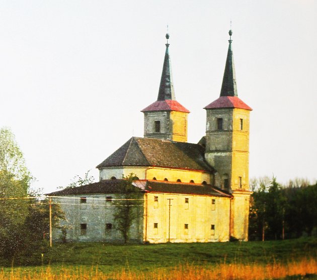 KONCEM 17. STOLETÍ byl na troskách románského Kláštera v Podlažicích postaven kostel Sv. Markéty. Archivní foto: publikace ĎB