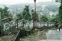 Srpen 1968. Okupace vojsky Varšavské smlouvy se podepsala i na Nuselských schodech. „Nechceme zrádce za naše vládce. Neutralita. Pryč s okupanty.“