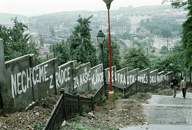 Srpen 1968. Okupace vojsky Varšavské smlouvy se podepsala i na Nuselských schodech. „Nechceme zrádce za naše vládce. Neutralita. Pryč s okupanty.“