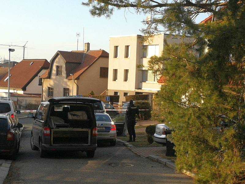 Policejní zásah v ulici V Nové Hostivaři v Praze, kde byly v domě objeveny dvě mrtvoly.