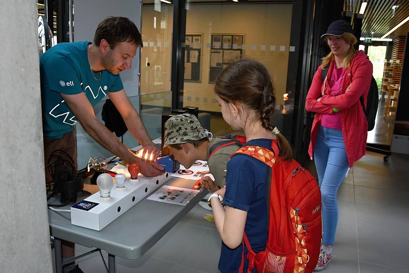 Poznávací i zábavný program stejně jako představení své práce připravila v sobotu v rámci oslav Mezinárodního dne světla laserová centra ELI Beamlines a HiLASE v Dolních Břežanech.