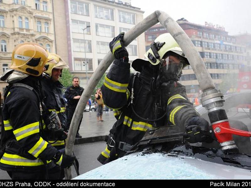 Hořící auto Václavské náměstí