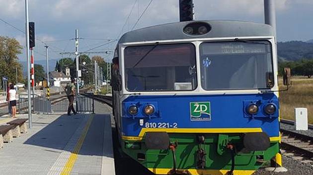 Jeden ze tří motorových vozů 810, které pořídil AŽD Praha