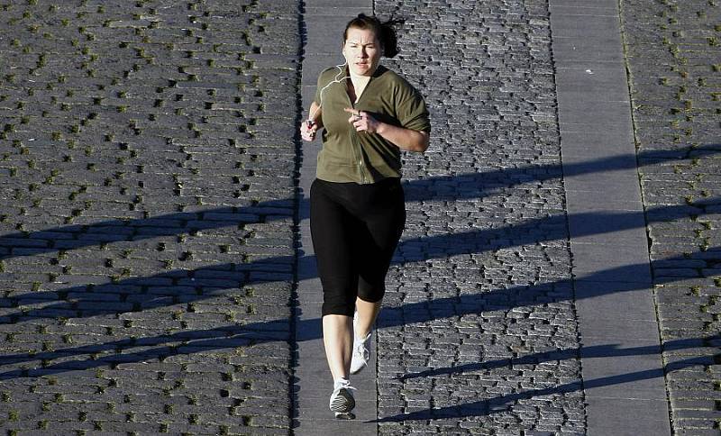 Nezvykle teplé počasí panovalo v Praze 14. listopadu, kdy se rtuť teploměru vyšplhala až k 20 stupňům Celsia. Snímek je z Rašínova nábřeží v Praze.