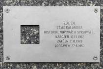 Plaketa na domě v pražské ulici Revoluční od 26. června 2020 připomíná filosofa a historika Záviše Kalandru, odsouzeného k smrti v procesu s Miladou Horákovou.