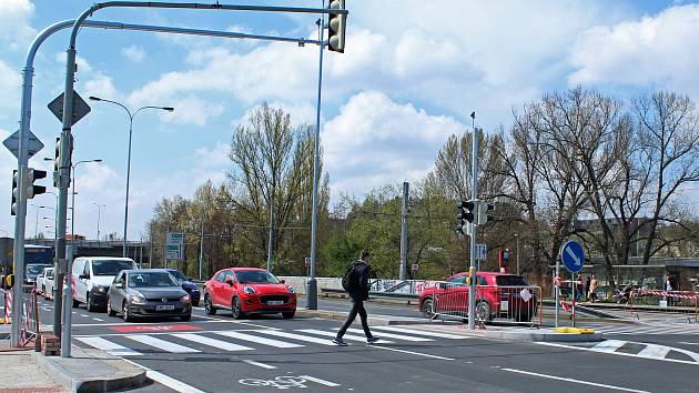 Nový přechod pro chodce u tramvajové zastávky Přístaviště. Vedení městské části Praha 4 ale zřízení přechodu napadlo u soudu.