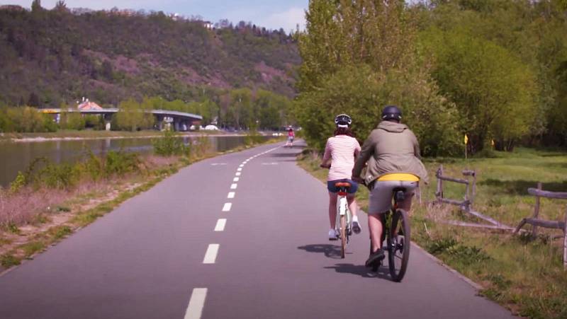 Na to, jak jezdí po silnicích cyklisté, a zejména řidiči motorových vozidel kolem cyklistů, se zaměřili středočeští policisté během týden trvající dopravně bezpečnostní akce.