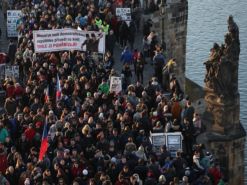 Protestní pochod Prahou proti premiérovi Andreji Babišovi (ANO) se konal 17. listopadu. Na snímku prochází přes Karlův most.