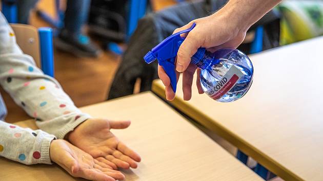 Praha apeluje na vládu, aby učitelé byli přednostně očkováni, a žádá o stanovení data otevření škol.