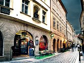 Krásné zákoutí Michalské ulice v Praze přímo láká k návštěvě Zlaté Lyry.