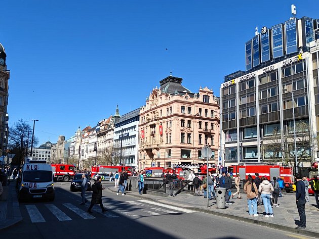 Hořelo u budovy České pošty v centru Prahy. Zasahovalo 16 hasičských jednotek