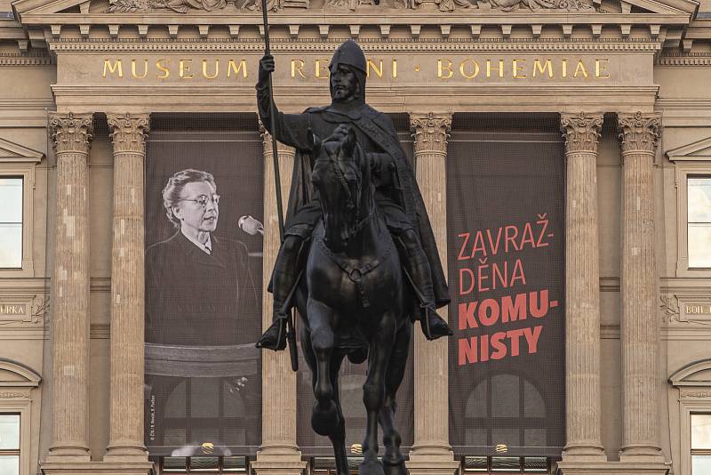 70. výročí procesu s Miladou Horákovou připomínají plakáty na pražských budovách. Na snímku Národní muzeum.