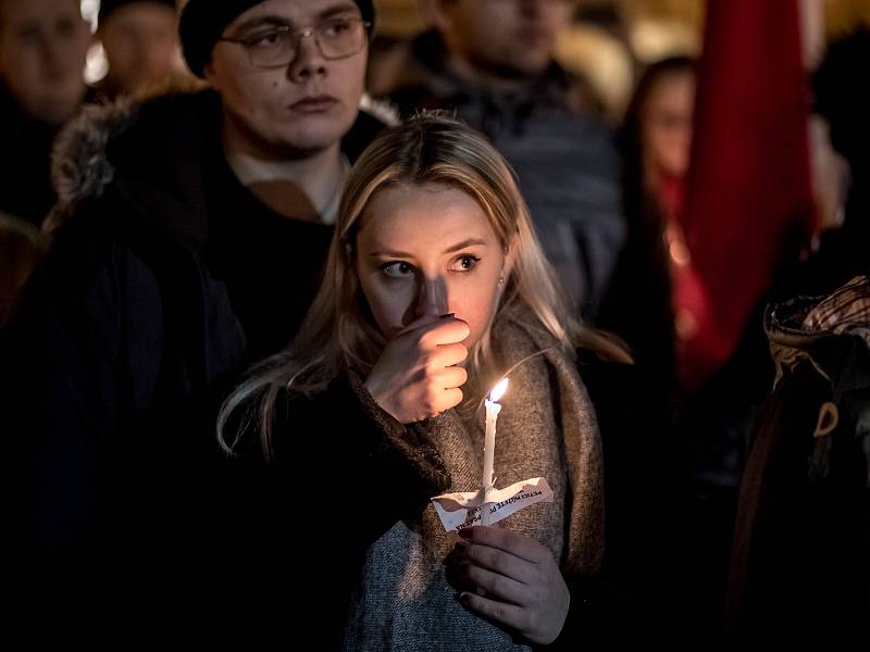 Lidé uctili památku 50. výročí upálení Jana Palacha Pochodem světla 16. ledna v Praze.